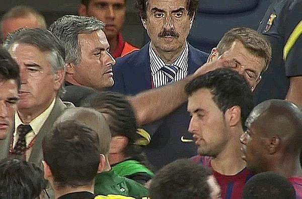 Jose Mourinho pokes Tito Vilanova's eye